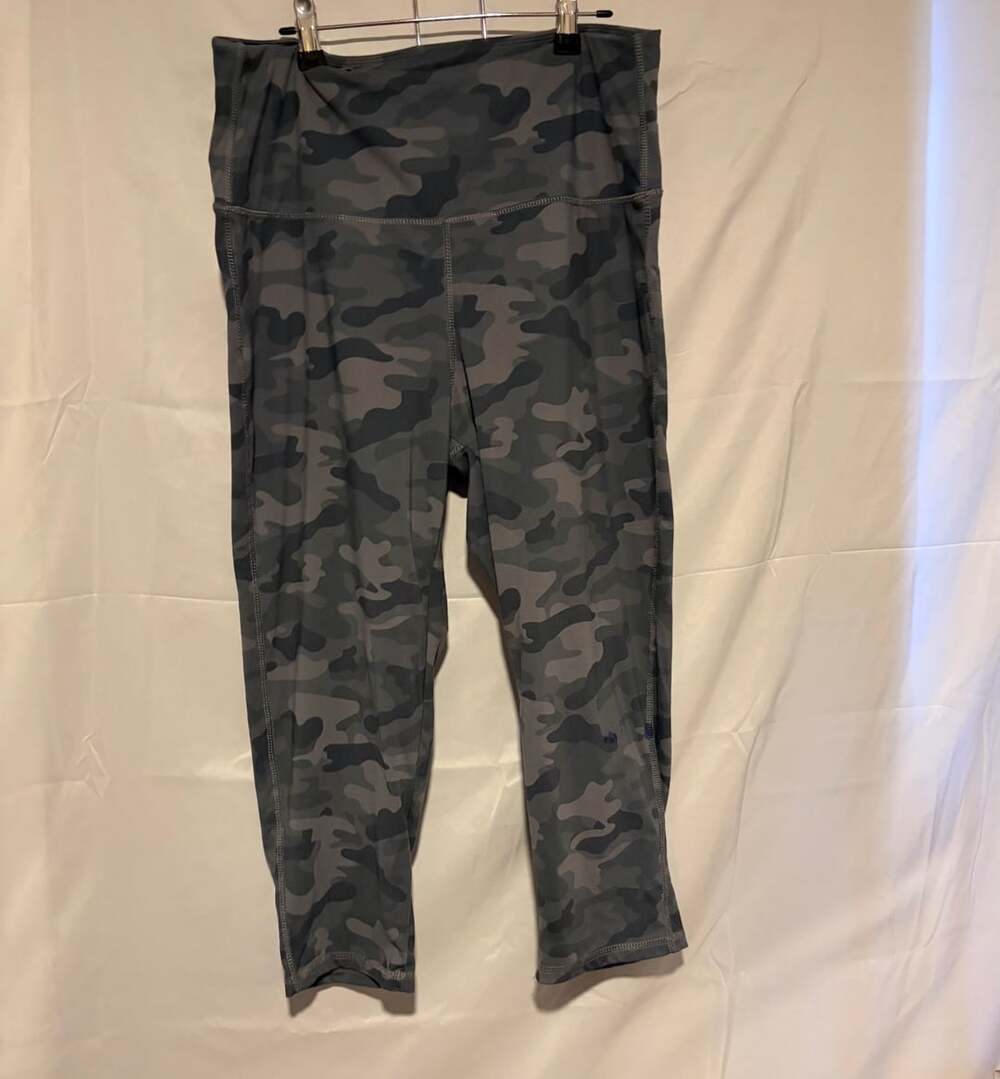 Danskin Leggings Size XL Gray Camo Crop Activewear Pants